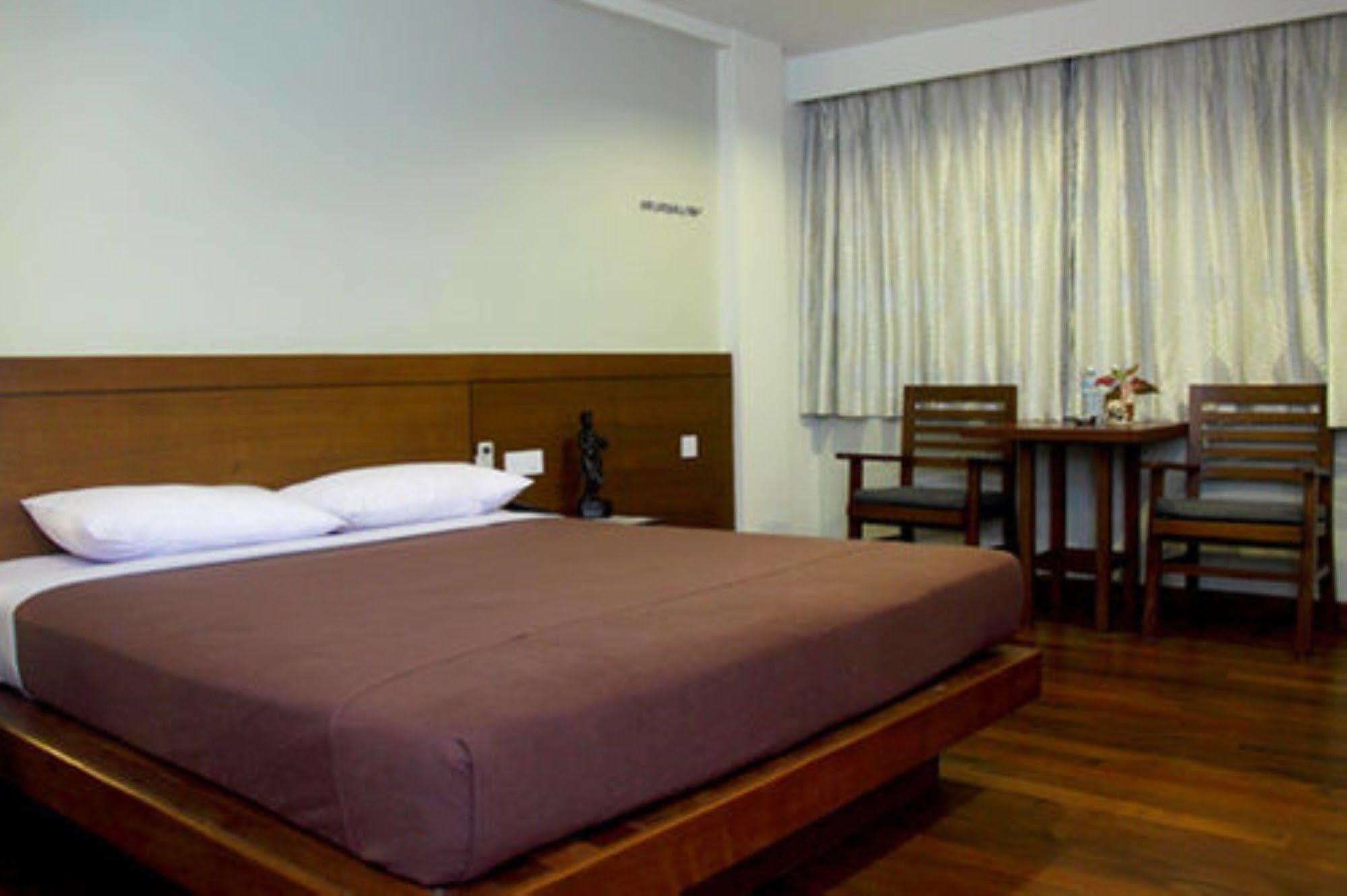 Galaxy Hotel Yangon Dış mekan fotoğraf